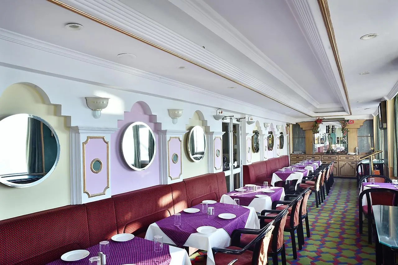 שימלה Oyo 8917 Hotel Crystal Palace 3*,  הודו