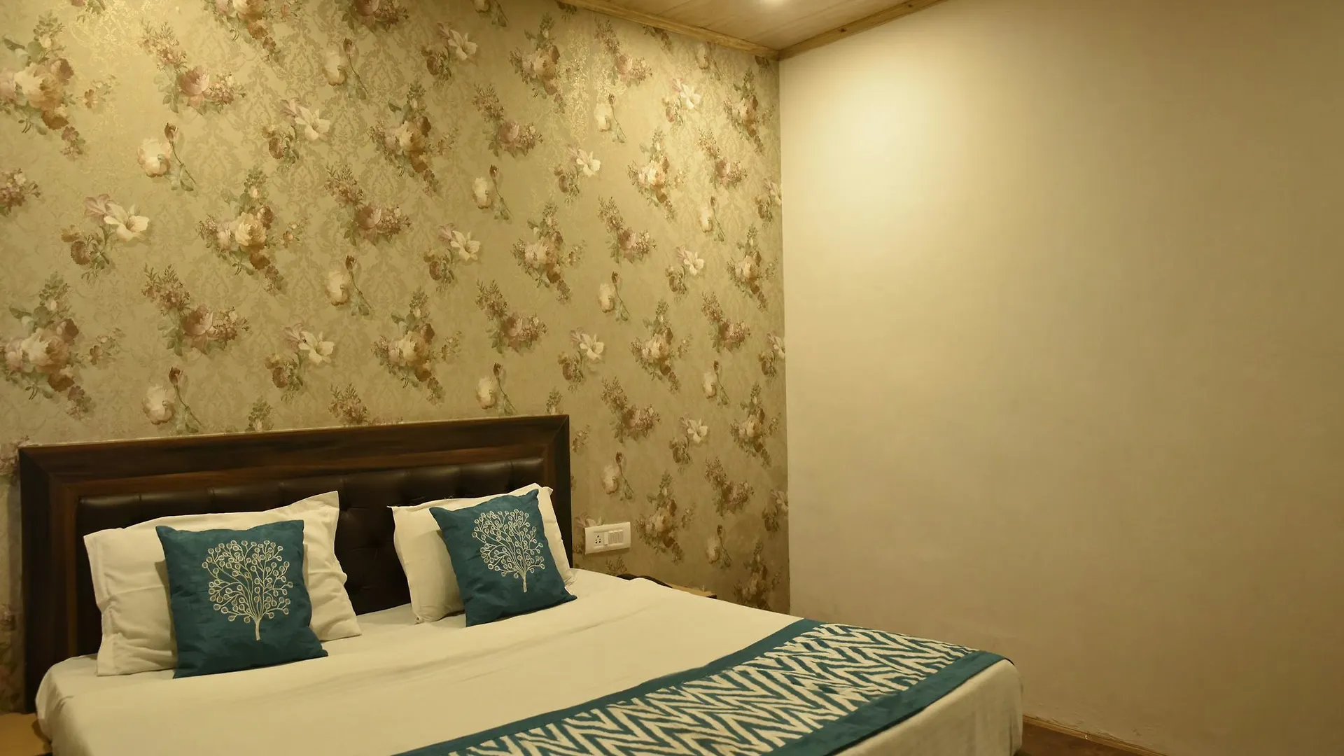 שימלה Oyo 8917 Hotel Crystal Palace